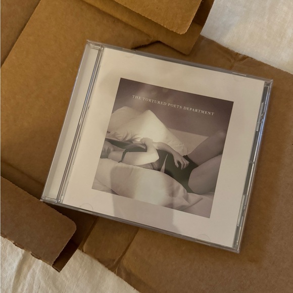 The Tortured Poets Department TTPD Taylor Swift Signed CD - Picture 3 of 5